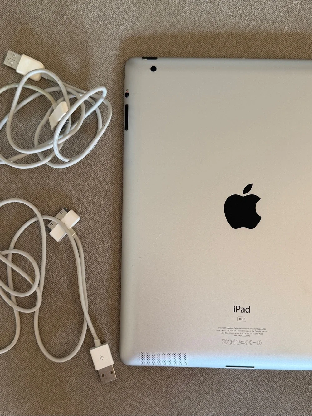 ✨Apple iPad 2, 2nd gen, Silver, 16GB w/ cover & 2 cords. A1395 Great condition.